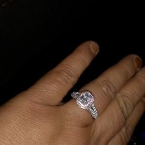 Stealing sliver diamond ring